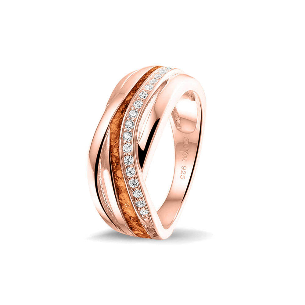 Gedenksieraad, creatieve ring 8 mm waar aan de bovenzijde zichtbaar as of haar verwerkt wordt in een deel van de ringband, een andere band is gezet met zirkonia's of diamanten naar keuze. Orange