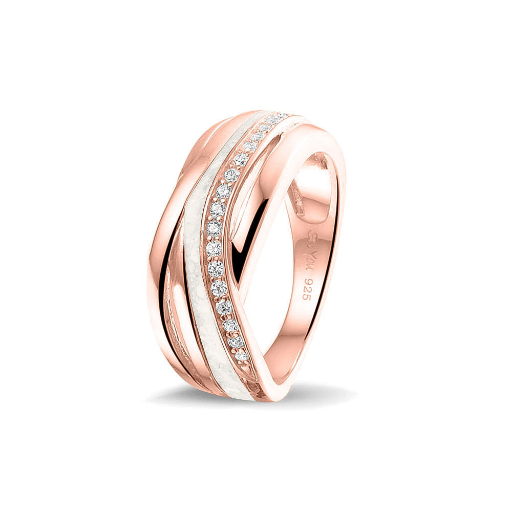 Gedenksieraad, creatieve ring 8 mm waar aan de bovenzijde zichtbaar as of haar verwerkt wordt in een deel van de ringband, een andere band is gezet met zirkonia's of diamanten naar keuze. White