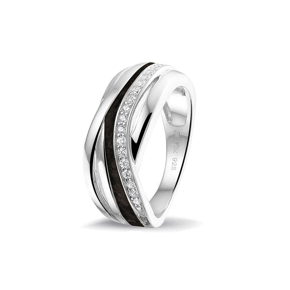 Gedenksieraad, creatieve ring 8 mm waar aan de bovenzijde zichtbaar as of haar verwerkt wordt in een deel van de ringband, een andere band is gezet met zirkonia's of diamanten naar keuze. Black