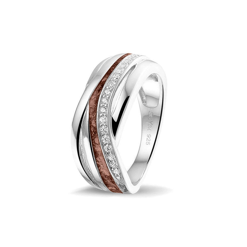 Gedenksieraad, creatieve ring 8 mm waar aan de bovenzijde zichtbaar as of haar verwerkt wordt in een deel van de ringband, een andere band is gezet met zirkonia's of diamanten naar keuze. Brown