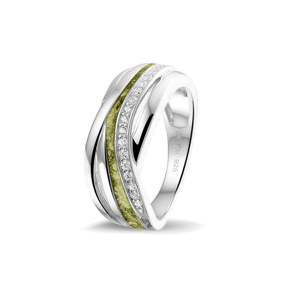 Gedenksieraad, creatieve ring 8 mm waar aan de bovenzijde zichtbaar as of haar verwerkt wordt in een deel van de ringband, een andere band is gezet met zirkonia's of diamanten naar keuze. Olive