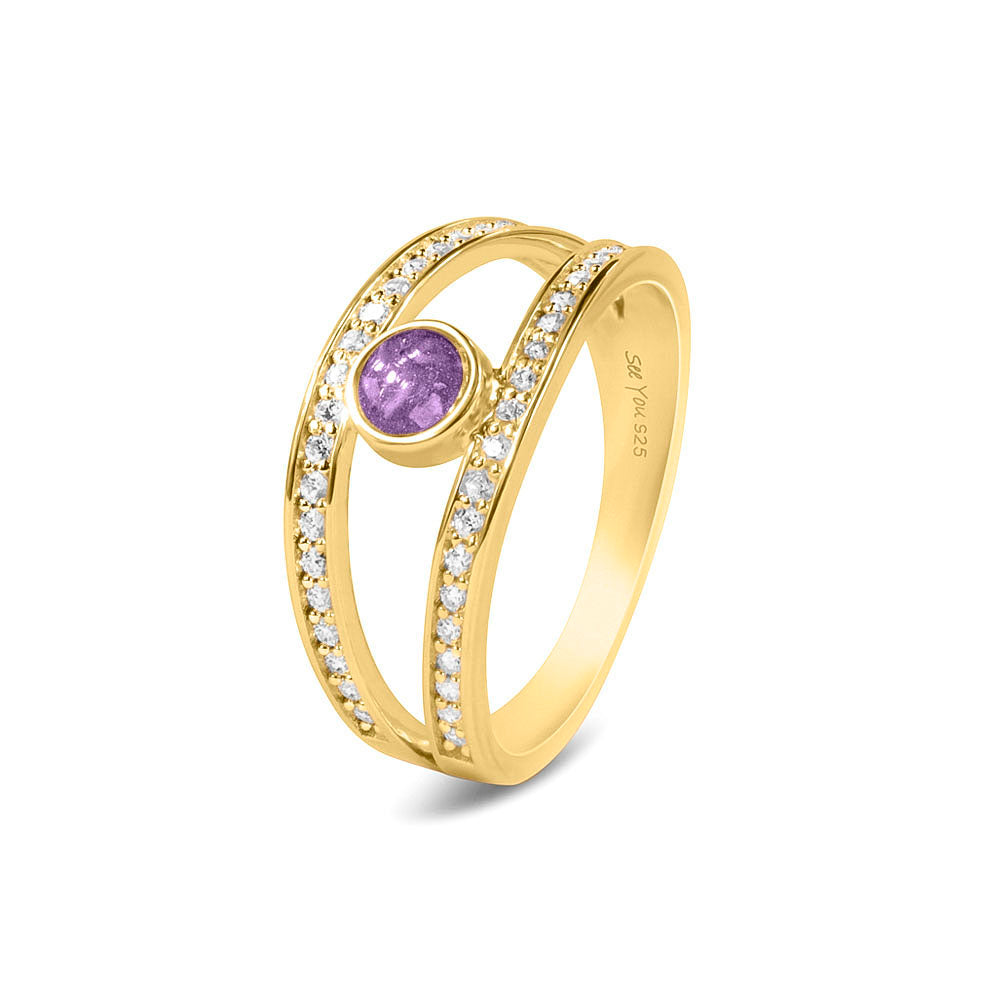 Gedenksieraad, ring waar aan de bovenzijde zichtbaar as of haar verwerkt wordt. In de bovenste helft van de ringband zijn subtiel edelstenen naar keuze gezet. Purple