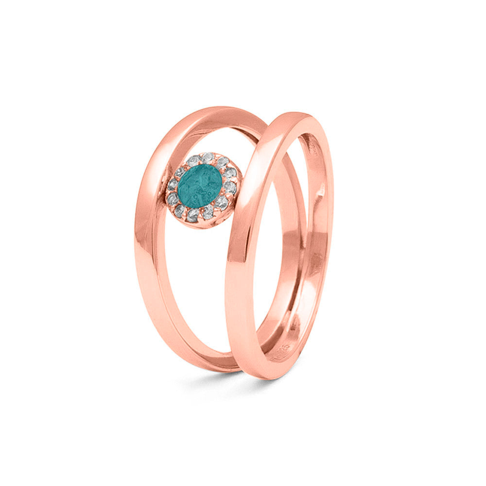 Gedenksieraad, gladde ring waar aan de bovenzijde zichtbaar as of haar verwerkt wordt, rondom gezet met zirkonia's of diamanten naar keuze. Aqua