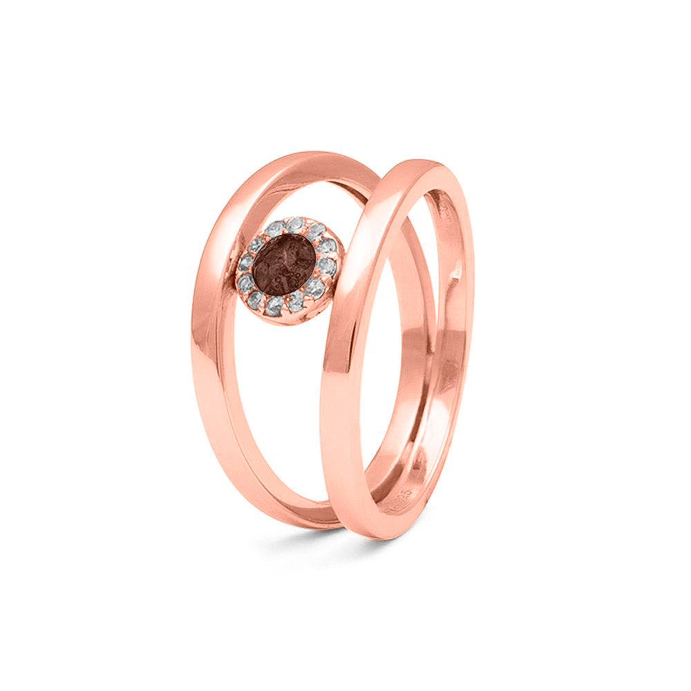 Gedenksieraad, gladde ring waar aan de bovenzijde zichtbaar as of haar verwerkt wordt, rondom gezet met zirkonia's of diamanten naar keuze. Brown