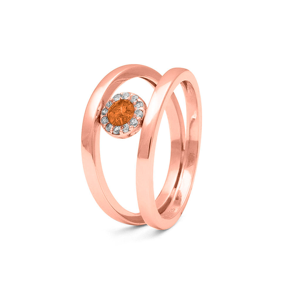 Gedenksieraad, gladde ring waar aan de bovenzijde zichtbaar as of haar verwerkt wordt, rondom gezet met zirkonia's of diamanten naar keuze. Orange