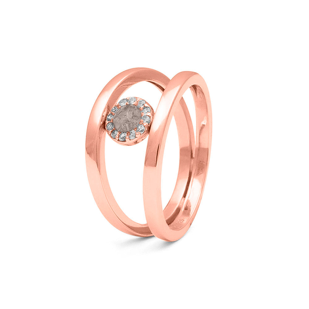 Gedenksieraad, gladde ring waar aan de bovenzijde zichtbaar as of haar verwerkt wordt, rondom gezet met zirkonia's of diamanten naar keuze. Silver