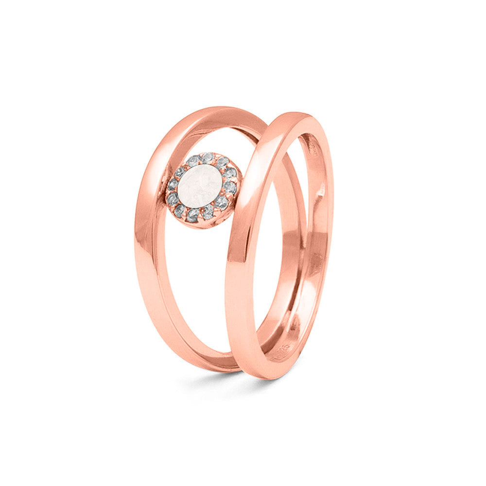 Gedenksieraad, gladde ring waar aan de bovenzijde zichtbaar as of haar verwerkt wordt, rondom gezet met zirkonia's of diamanten naar keuze. White