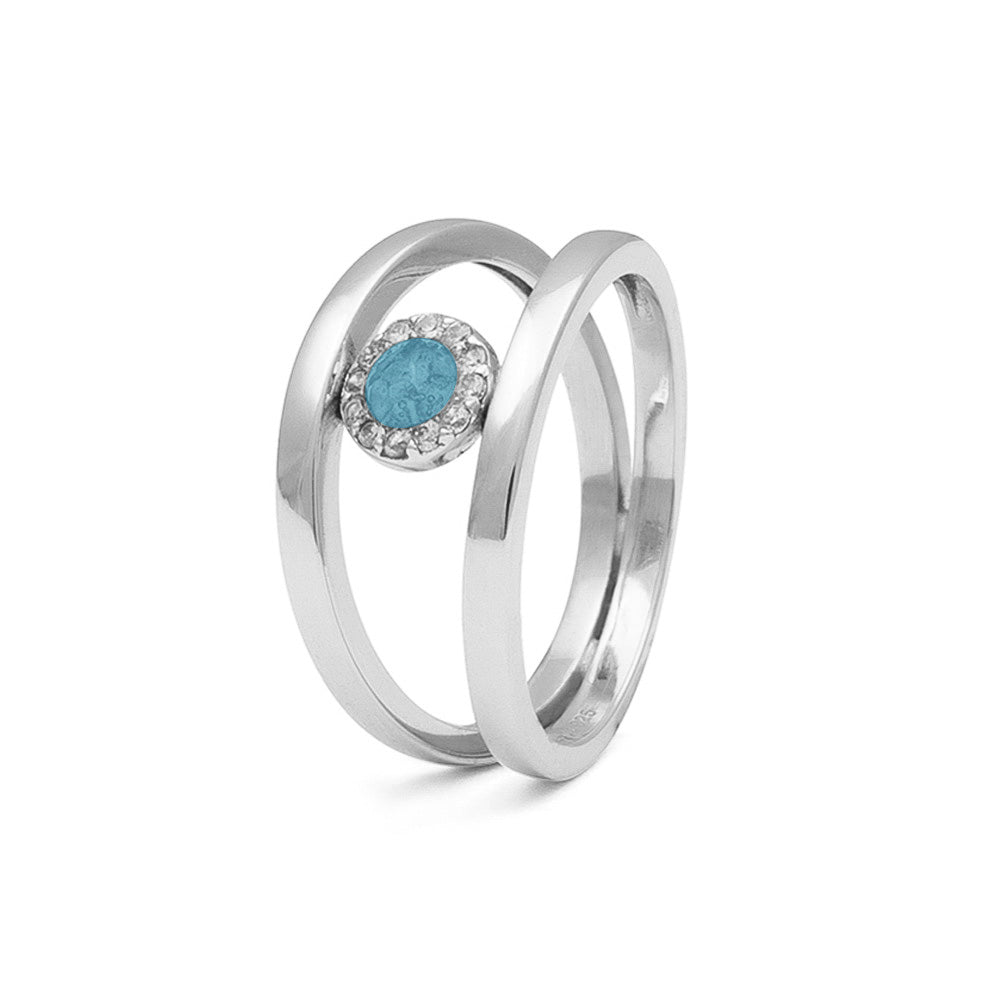 Gedenksieraad, gladde ring waar aan de bovenzijde zichtbaar as of haar verwerkt wordt, rondom gezet met zirkonia's of diamanten naar keuze. Baby
