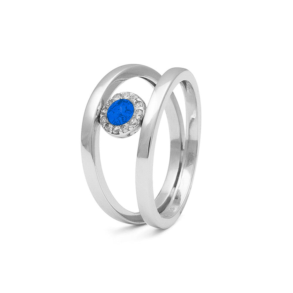 Gedenksieraad, gladde ring waar aan de bovenzijde zichtbaar as of haar verwerkt wordt, rondom gezet met zirkonia's of diamanten naar keuze. Blue