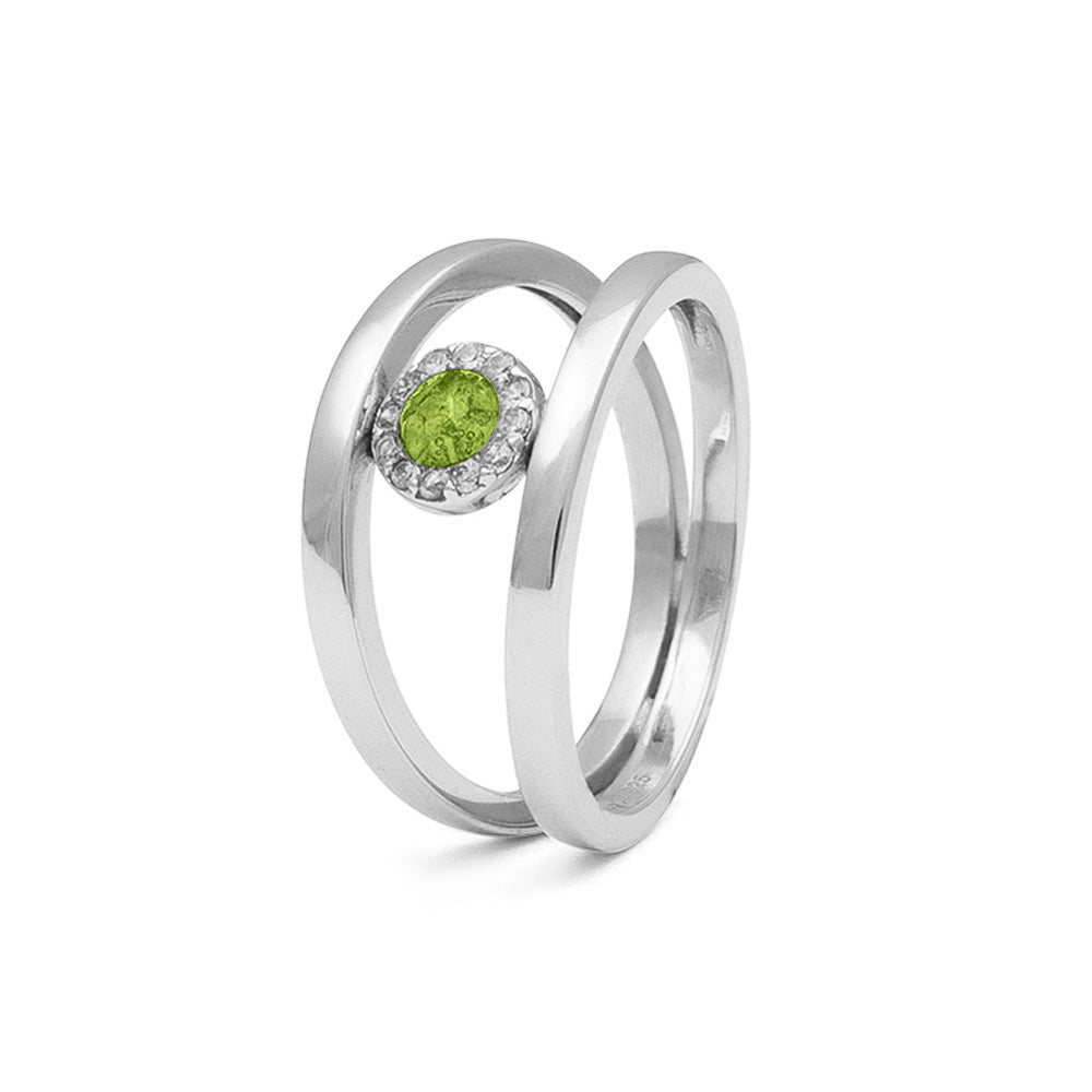 Gedenksieraad, gladde ring waar aan de bovenzijde zichtbaar as of haar verwerkt wordt, rondom gezet met zirkonia's of diamanten naar keuze. Green