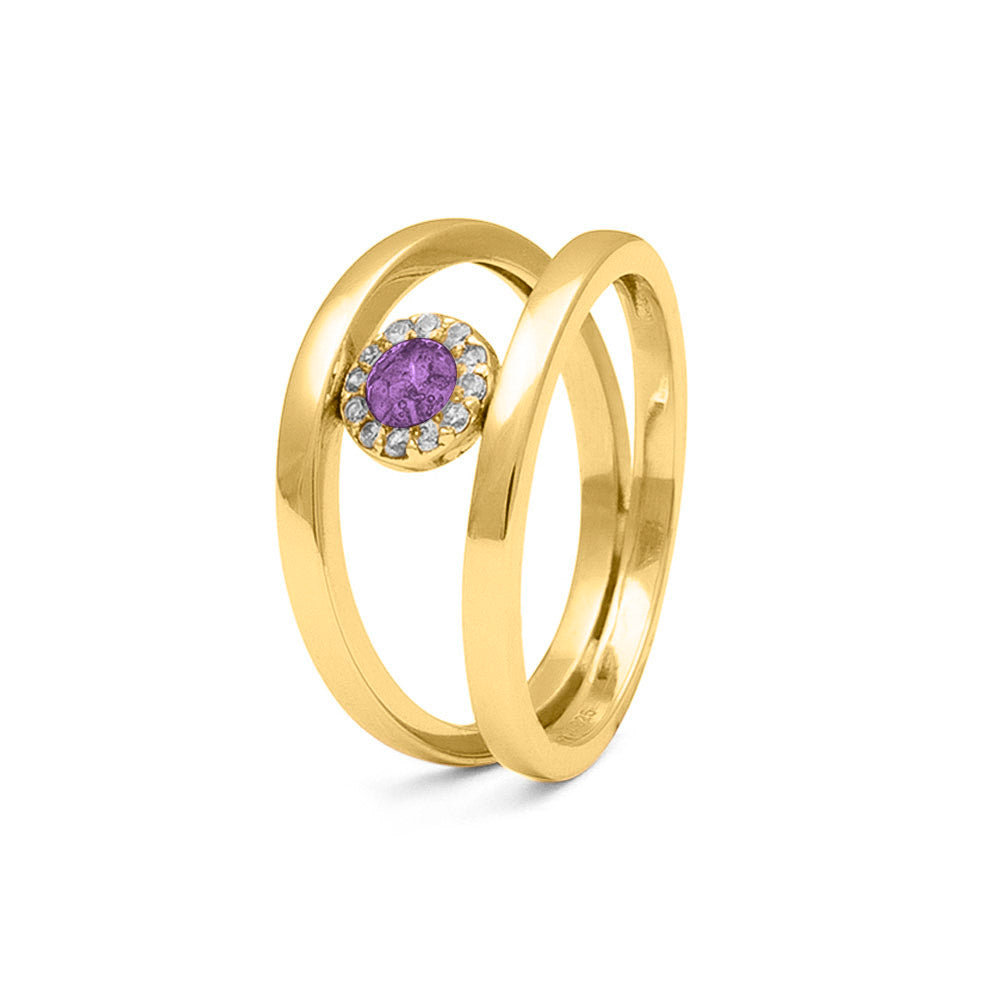 Gedenksieraad, gladde ring waar aan de bovenzijde zichtbaar as of haar verwerkt wordt, rondom gezet met zirkonia's of diamanten naar keuze. Purple