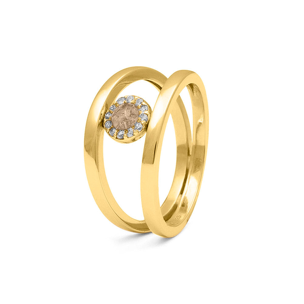 Gedenksieraad, gladde ring waar aan de bovenzijde zichtbaar as of haar verwerkt wordt, rondom gezet met zirkonia's of diamanten naar keuze. Transparent