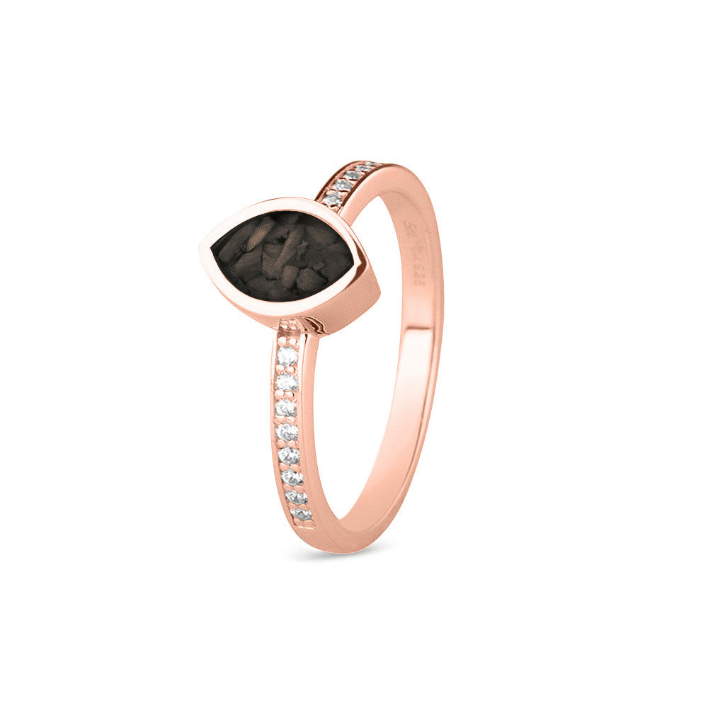 Gedenksieraad, ring 3 mm breed waar aan de bovenzijde zichtbaar as of haar verwerkt wordt. In de ringband zijn subtiel edelstenen naar keuze gezet. Black
