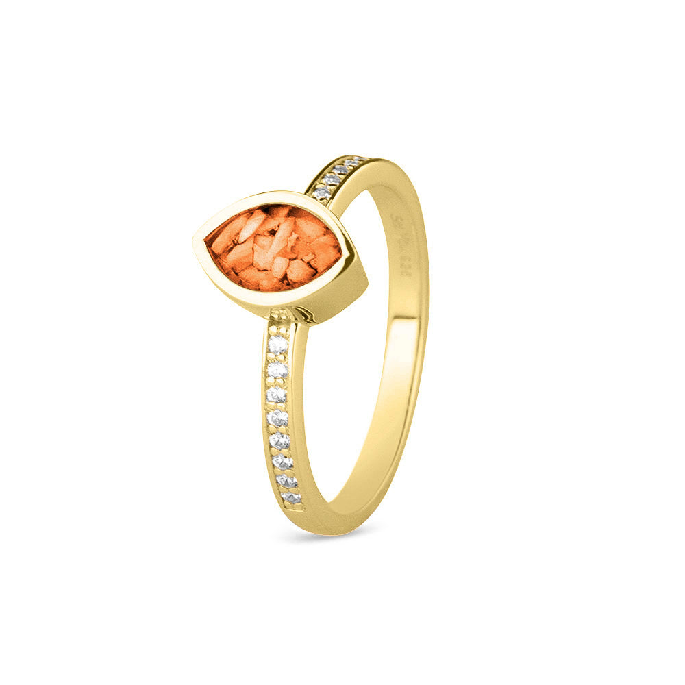 Gedenksieraad, ring 3 mm breed waar aan de bovenzijde zichtbaar as of haar verwerkt wordt. In de ringband zijn subtiel edelstenen naar keuze gezet. Orange
