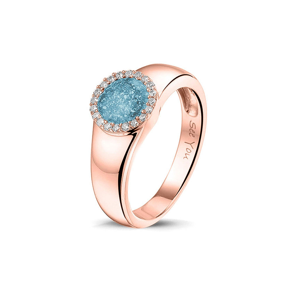 Gedenksieraad, gladde ring waar aan de bovenzijde zichtbaar as of haar verwerkt wordt in een rondje, rondom gezet met zirkonia's of diamanten naar keuze. Baby