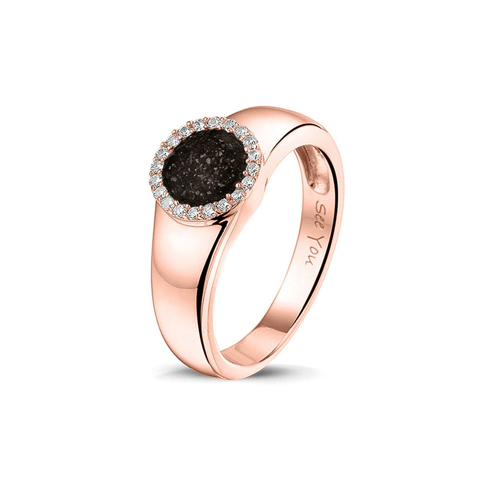 Gedenksieraad, gladde ring waar aan de bovenzijde zichtbaar as of haar verwerkt wordt in een rondje, rondom gezet met zirkonia's of diamanten naar keuze. Black