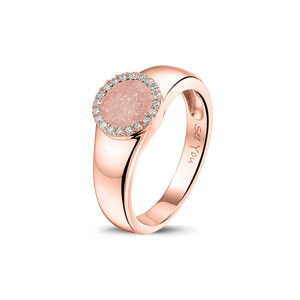 Gedenksieraad, gladde ring waar aan de bovenzijde zichtbaar as of haar verwerkt wordt in een rondje, rondom gezet met zirkonia's of diamanten naar keuze. Blush