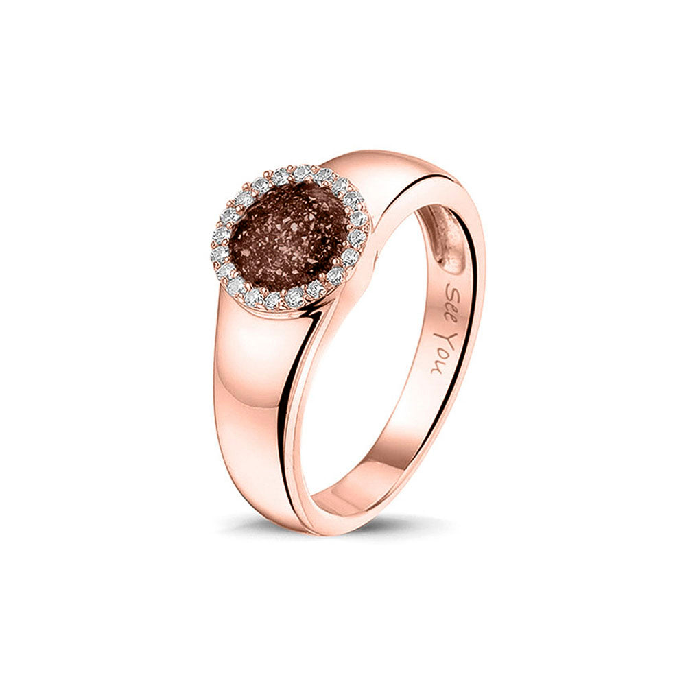 Gedenksieraad, gladde ring waar aan de bovenzijde zichtbaar as of haar verwerkt wordt in een rondje, rondom gezet met zirkonia's of diamanten naar keuze. Brown