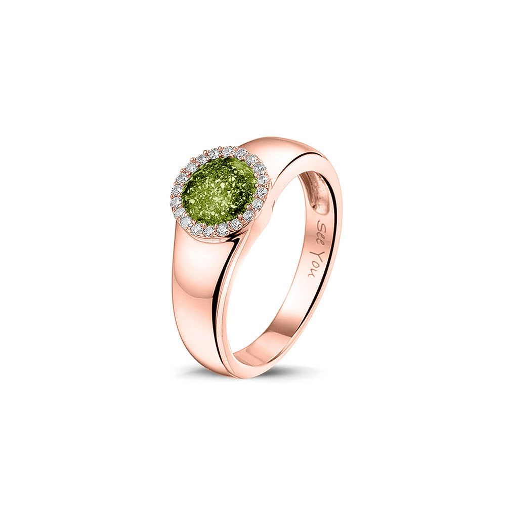 Gedenksieraad, gladde ring waar aan de bovenzijde zichtbaar as of haar verwerkt wordt in een rondje, rondom gezet met zirkonia's of diamanten naar keuze. Green