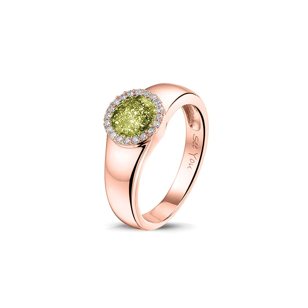 Gedenksieraad, gladde ring waar aan de bovenzijde zichtbaar as of haar verwerkt wordt in een rondje, rondom gezet met zirkonia's of diamanten naar keuze. Olive