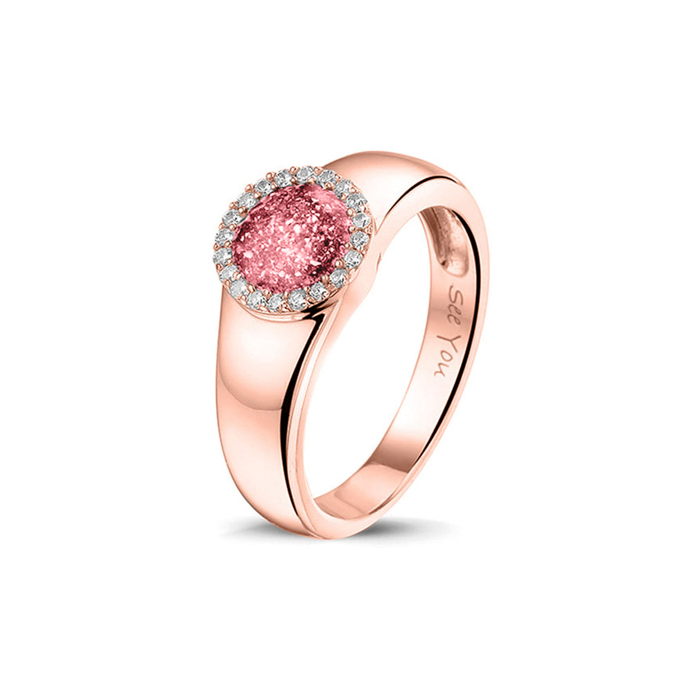 Gedenksieraad, gladde ring waar aan de bovenzijde zichtbaar as of haar verwerkt wordt in een rondje, rondom gezet met zirkonia's of diamanten naar keuze. Soft