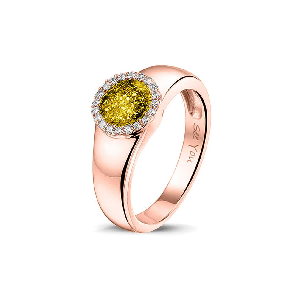 Gedenksieraad, gladde ring waar aan de bovenzijde zichtbaar as of haar verwerkt wordt in een rondje, rondom gezet met zirkonia's of diamanten naar keuze. Yellow