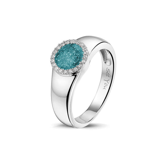 Gedenksieraad, gladde ring waar aan de bovenzijde zichtbaar as of haar verwerkt wordt in een rondje, rondom gezet met zirkonia's of diamanten naar keuze. Aqua