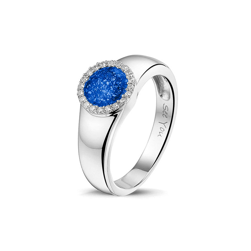 Gedenksieraad, gladde ring waar aan de bovenzijde zichtbaar as of haar verwerkt wordt in een rondje, rondom gezet met zirkonia's of diamanten naar keuze. Blue