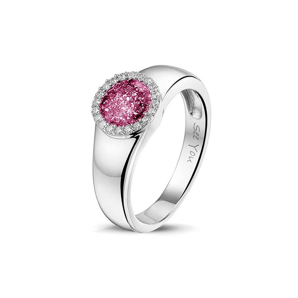 Gedenksieraad, gladde ring waar aan de bovenzijde zichtbaar as of haar verwerkt wordt in een rondje, rondom gezet met zirkonia's of diamanten naar keuze. Fluo