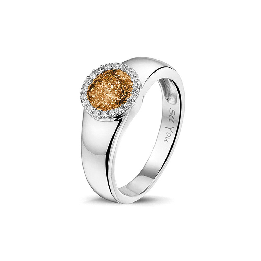 Gedenksieraad, gladde ring waar aan de bovenzijde zichtbaar as of haar verwerkt wordt in een rondje, rondom gezet met zirkonia's of diamanten naar keuze. Gold