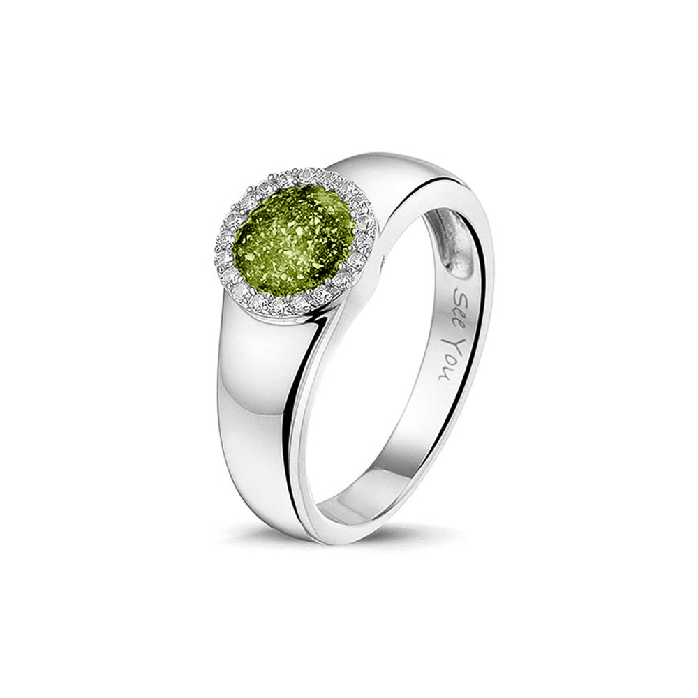 Gedenksieraad, gladde ring waar aan de bovenzijde zichtbaar as of haar verwerkt wordt in een rondje, rondom gezet met zirkonia's of diamanten naar keuze. Green