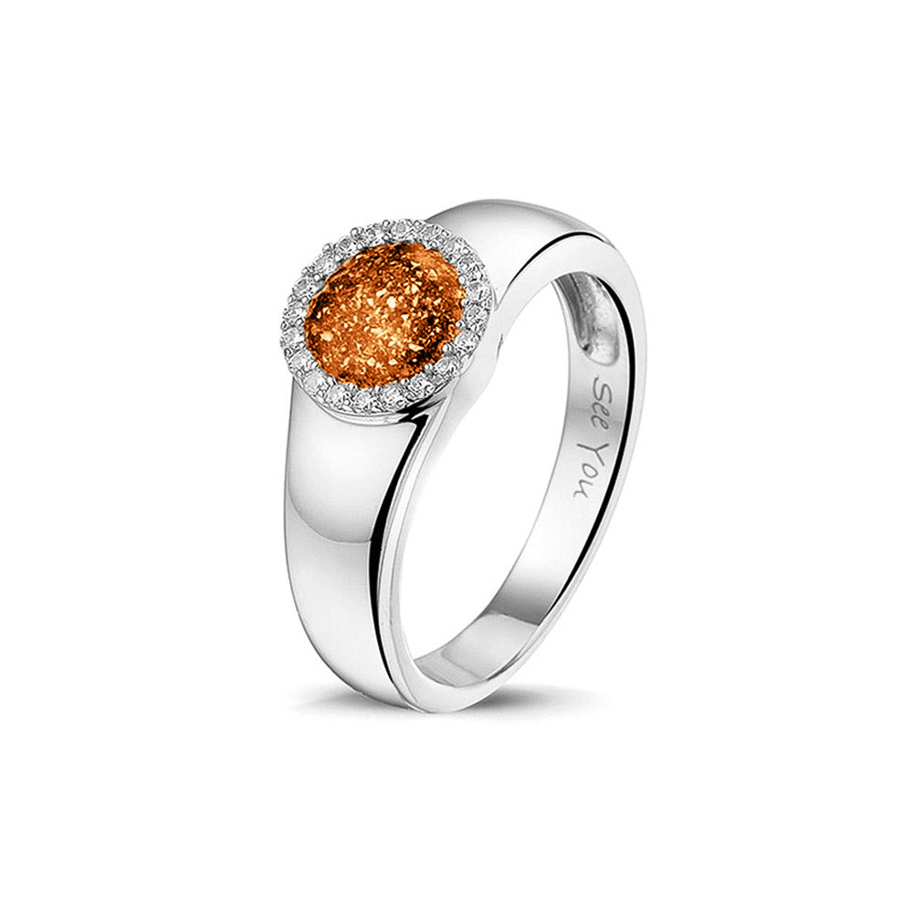 Gedenksieraad, gladde ring waar aan de bovenzijde zichtbaar as of haar verwerkt wordt in een rondje, rondom gezet met zirkonia's of diamanten naar keuze. Orange