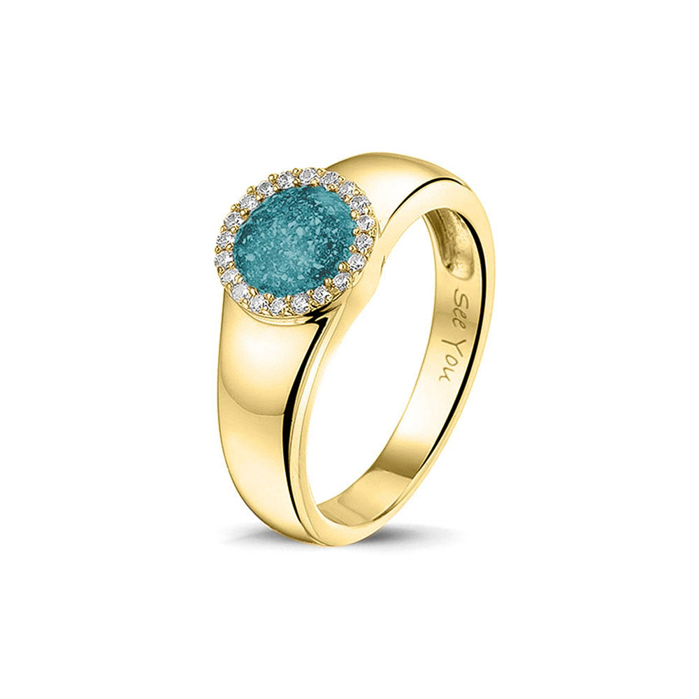 Gedenksieraad, gladde ring waar aan de bovenzijde zichtbaar as of haar verwerkt wordt in een rondje, rondom gezet met zirkonia's of diamanten naar keuze. Aqua