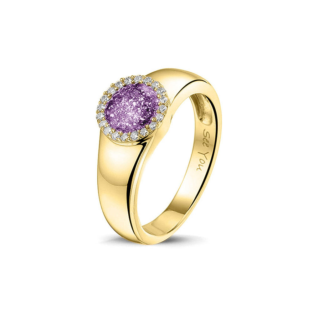 Gedenksieraad, gladde ring waar aan de bovenzijde zichtbaar as of haar verwerkt wordt in een rondje, rondom gezet met zirkonia's of diamanten naar keuze. Purple