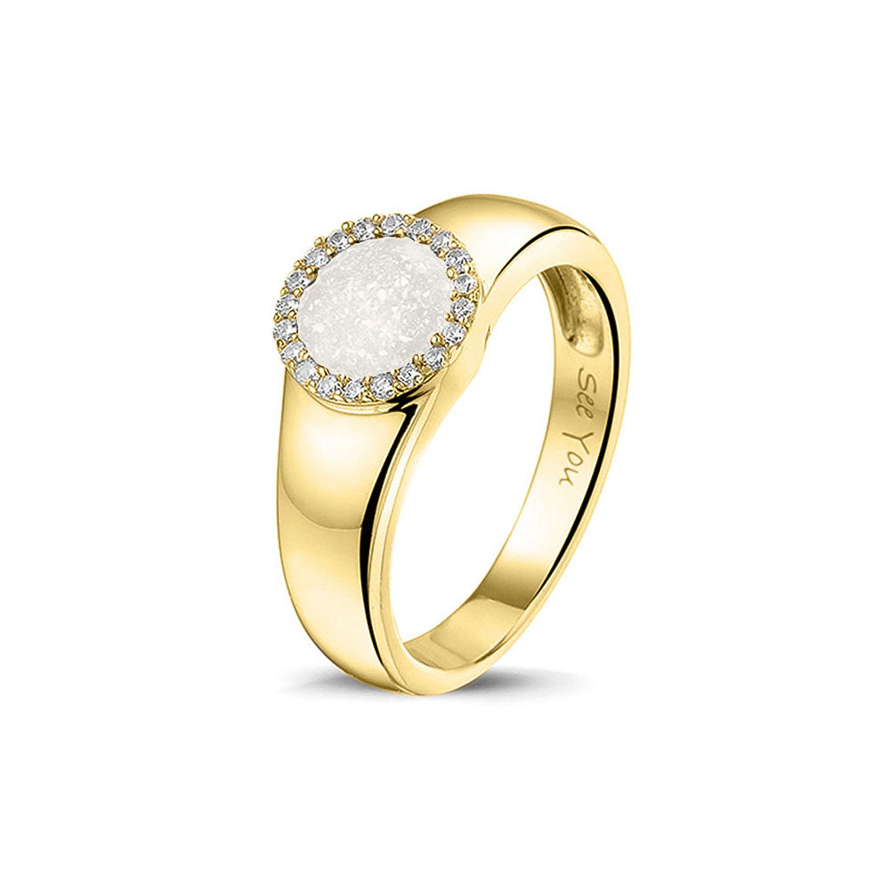 Gedenksieraad, gladde ring waar aan de bovenzijde zichtbaar as of haar verwerkt wordt in een rondje, rondom gezet met zirkonia's of diamanten naar keuze. White