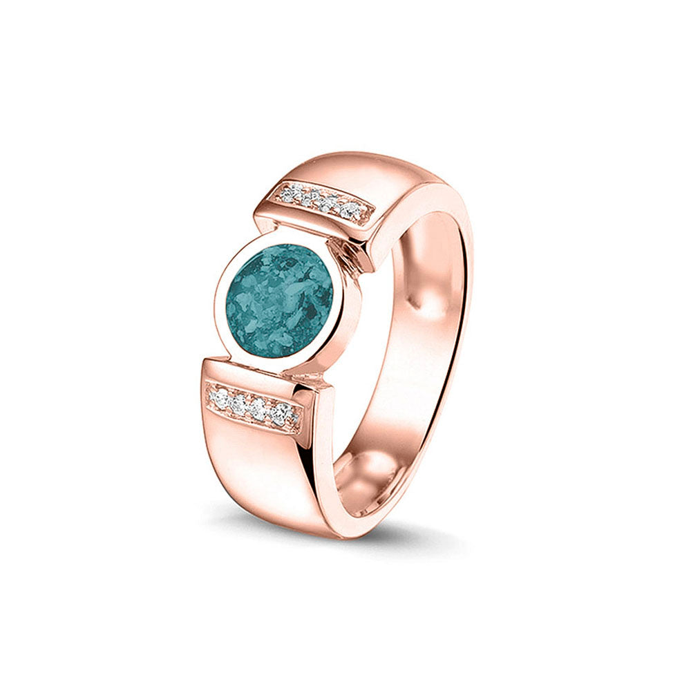 Ring 6 mm uit onze serie gedenksieraden, waar zichtbaar as of haar verwerkt wordt in het ronde ornament geflankeerd door acht stuks zirkonia's of diamanten naar keuze. Aqua