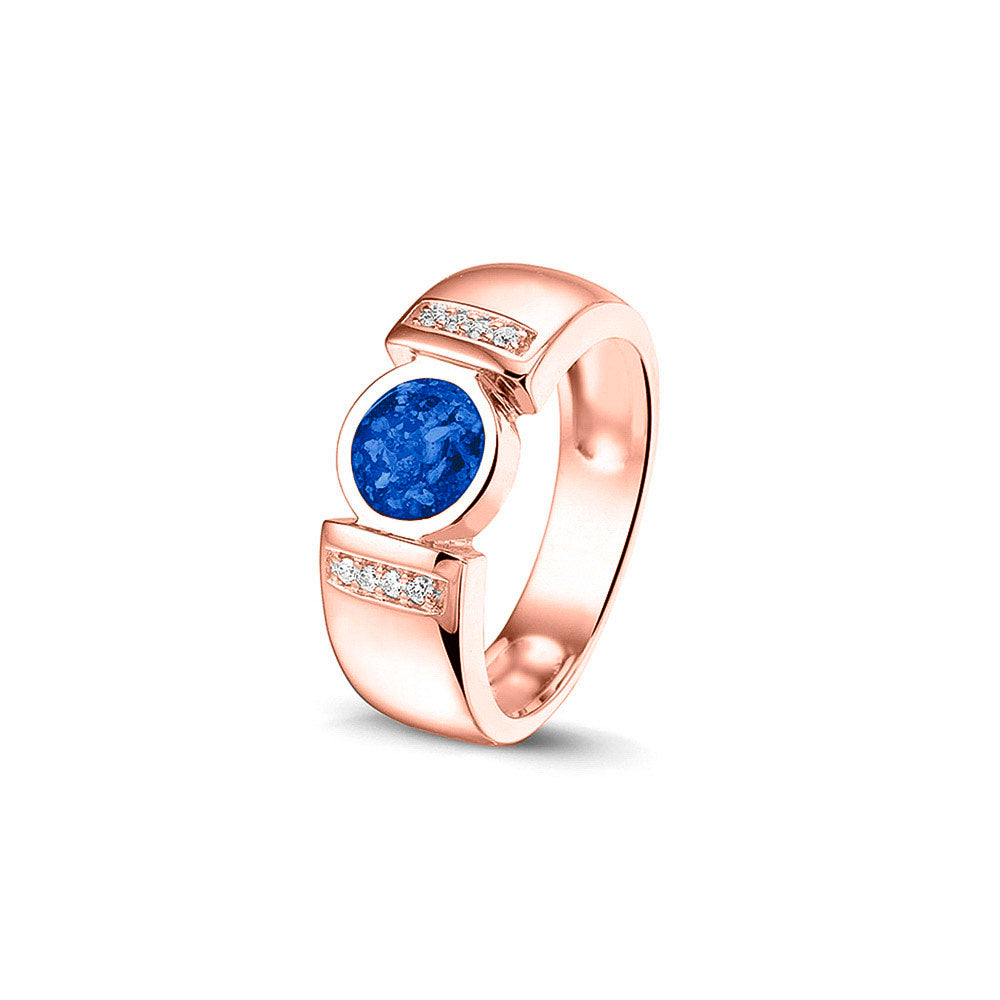 Ring 6 mm uit onze serie gedenksieraden, waar zichtbaar as of haar verwerkt wordt in het ronde ornament geflankeerd door acht stuks zirkonia's of diamanten naar keuze. Blue