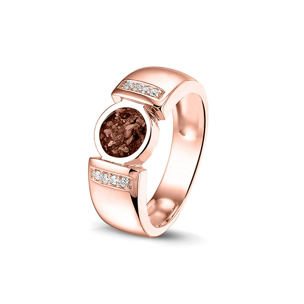 Ring 6 mm uit onze serie gedenksieraden, waar zichtbaar as of haar verwerkt wordt in het ronde ornament geflankeerd door acht stuks zirkonia's of diamanten naar keuze. Brown