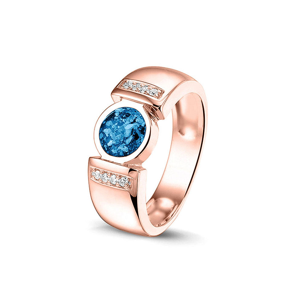 Ring 6 mm uit onze serie gedenksieraden, waar zichtbaar as of haar verwerkt wordt in het ronde ornament geflankeerd door acht stuks zirkonia's of diamanten naar keuze. Marine