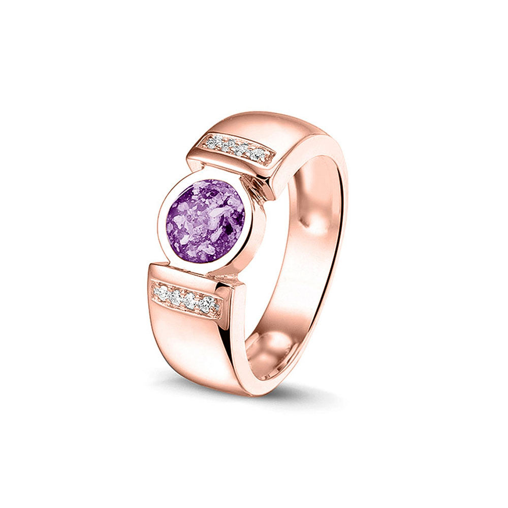 Ring 6 mm uit onze serie gedenksieraden, waar zichtbaar as of haar verwerkt wordt in het ronde ornament geflankeerd door acht stuks zirkonia's of diamanten naar keuze. Purple