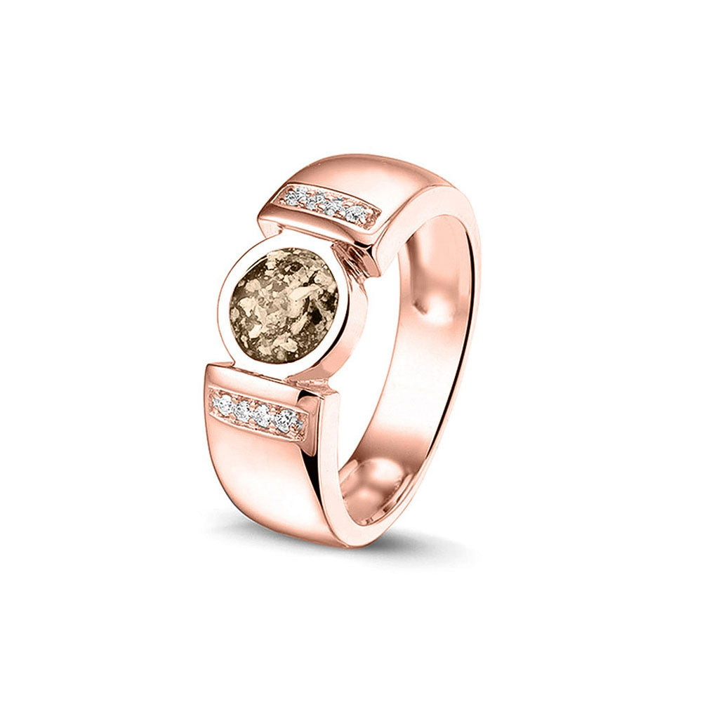 Ring 6 mm uit onze serie gedenksieraden, waar zichtbaar as of haar verwerkt wordt in het ronde ornament geflankeerd door acht stuks zirkonia's of diamanten naar keuze. Transparent