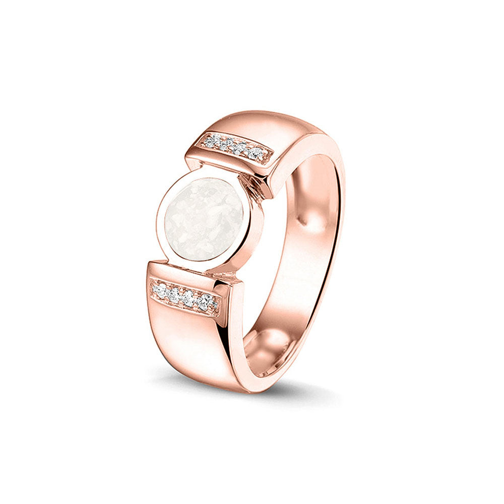 Ring 6 mm uit onze serie gedenksieraden, waar zichtbaar as of haar verwerkt wordt in het ronde ornament geflankeerd door acht stuks zirkonia's of diamanten naar keuze. White