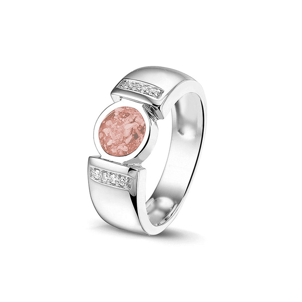 Ring 6 mm uit onze serie gedenksieraden, waar zichtbaar as of haar verwerkt wordt in het ronde ornament geflankeerd door acht stuks zirkonia's of diamanten naar keuze. Blush