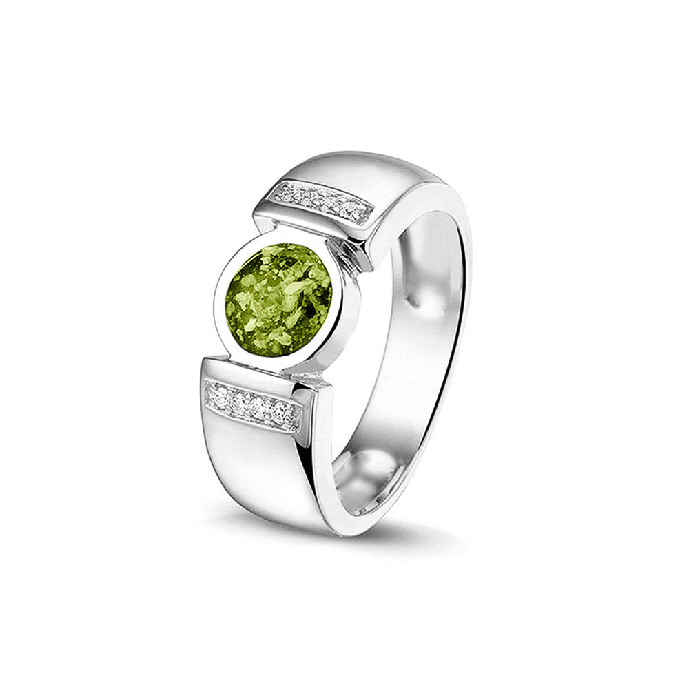 Ring 6 mm uit onze serie gedenksieraden, waar zichtbaar as of haar verwerkt wordt in het ronde ornament geflankeerd door acht stuks zirkonia's of diamanten naar keuze. Green