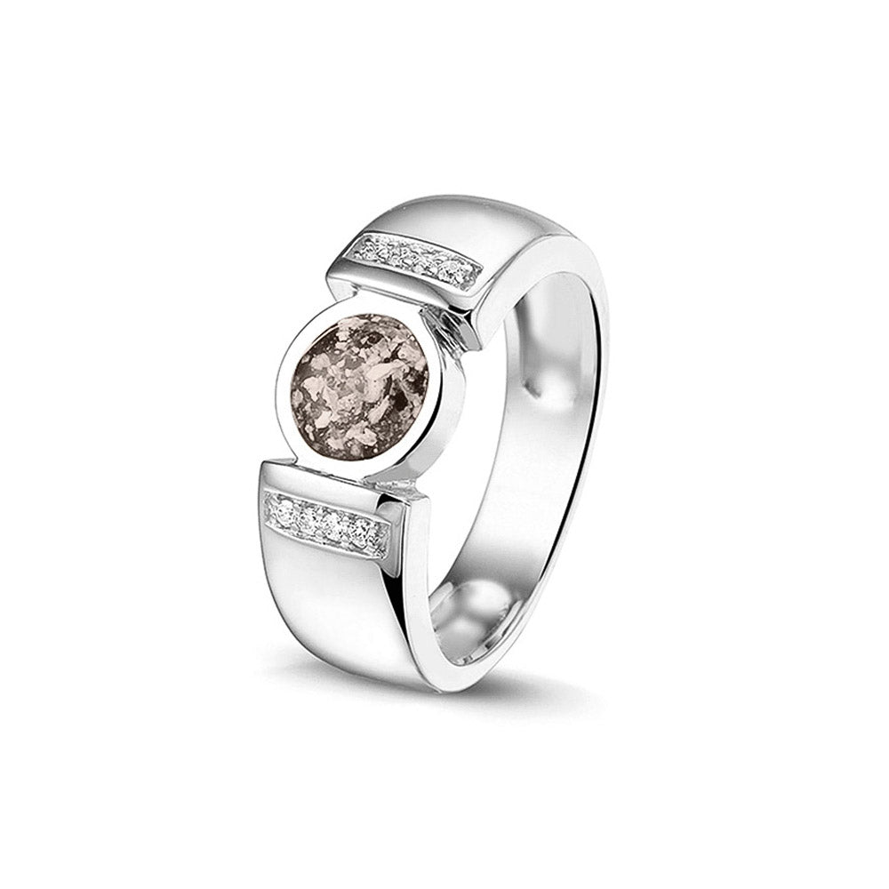 Ring 6 mm uit onze serie gedenksieraden, waar zichtbaar as of haar verwerkt wordt in het ronde ornament geflankeerd door acht stuks zirkonia's of diamanten naar keuze. Silver