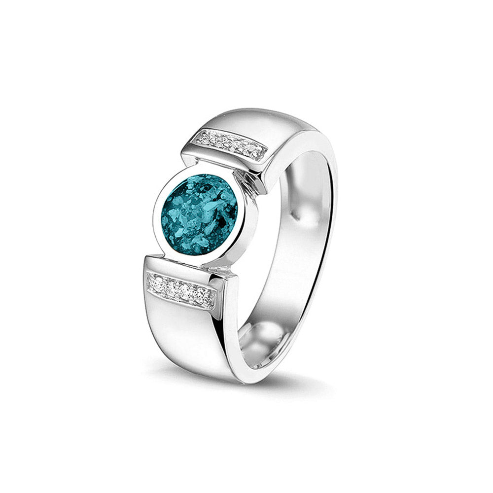 Ring 6 mm uit onze serie gedenksieraden, waar zichtbaar as of haar verwerkt wordt in het ronde ornament geflankeerd door acht stuks zirkonia's of diamanten naar keuze. Turquoise