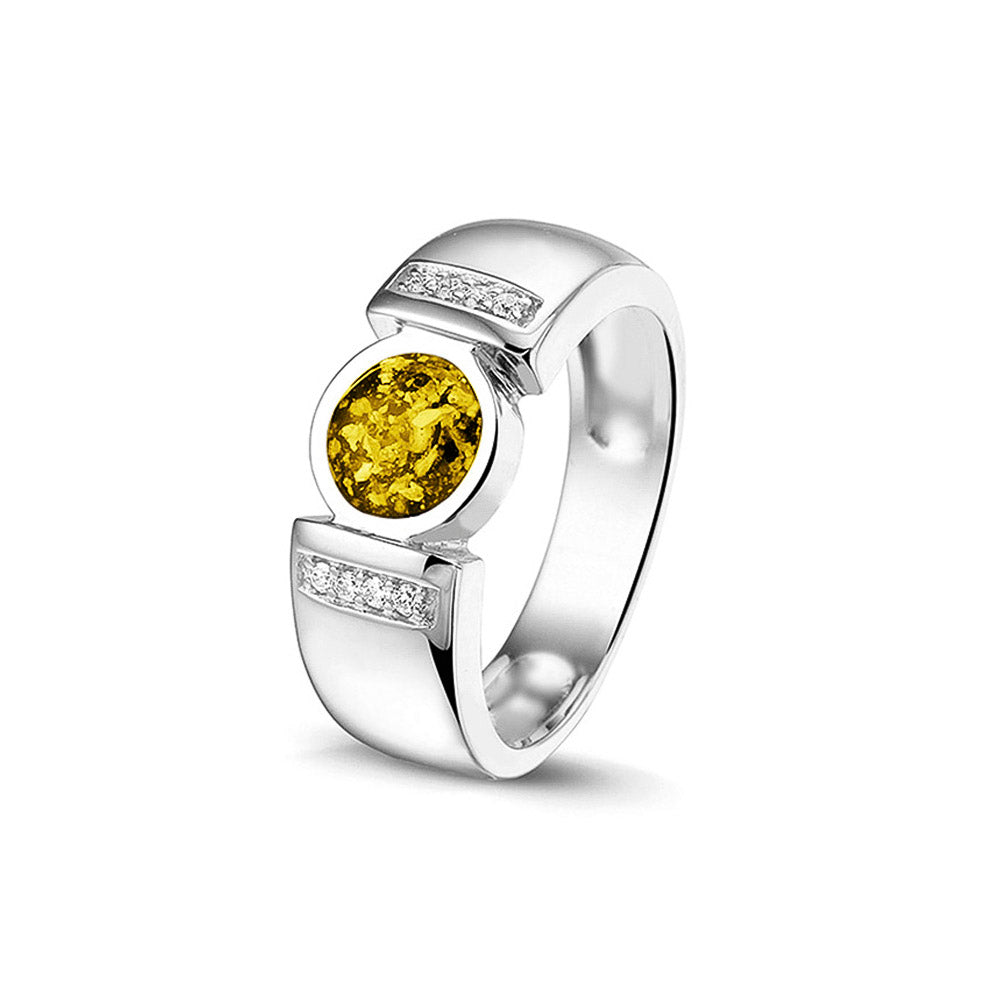 Ring 6 mm uit onze serie gedenksieraden, waar zichtbaar as of haar verwerkt wordt in het ronde ornament geflankeerd door acht stuks zirkonia's of diamanten naar keuze. Yellow