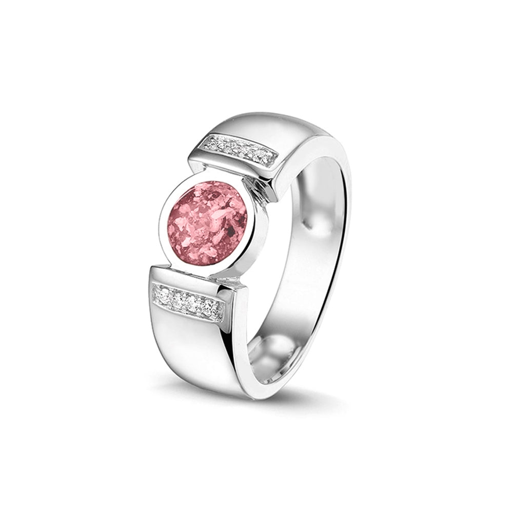 Ring 6 mm uit onze serie gedenksieraden, waar zichtbaar as of haar verwerkt wordt in het ronde ornament geflankeerd door acht stuks zirkonia's of diamanten naar keuze. Soft