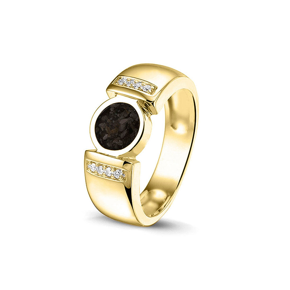Ring 6 mm uit onze serie gedenksieraden, waar zichtbaar as of haar verwerkt wordt in het ronde ornament geflankeerd door acht stuks zirkonia's of diamanten naar keuze. Black