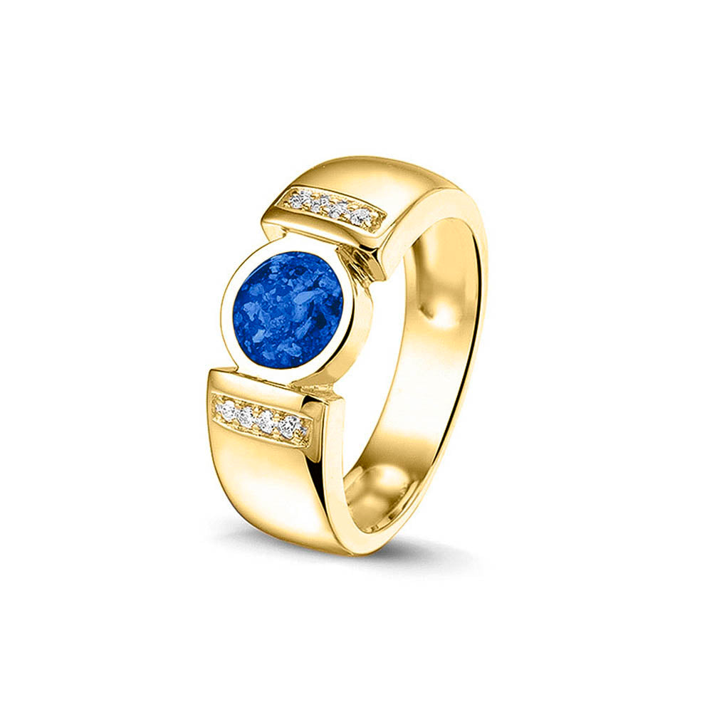 Ring 6 mm uit onze serie gedenksieraden, waar zichtbaar as of haar verwerkt wordt in het ronde ornament geflankeerd door acht stuks zirkonia's of diamanten naar keuze. Blue